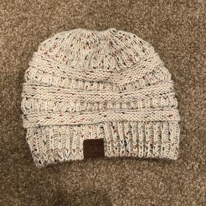 🥥beanie with hole for pony tail🥥